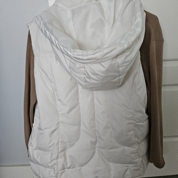Ricki's vest with detachable hood - Picture 2 of 5